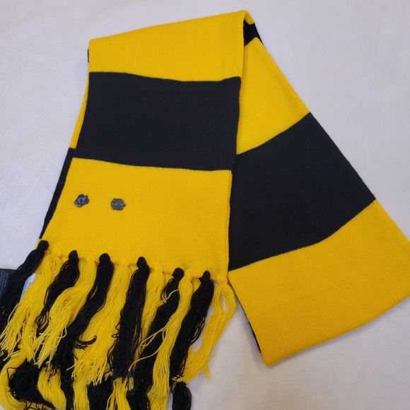 Harry Potter Wizarding World of Harry Potter Scarf with Pins - Picture 6 of 8